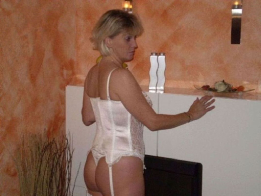 reife blonde Hausfrau in Reizwäsche